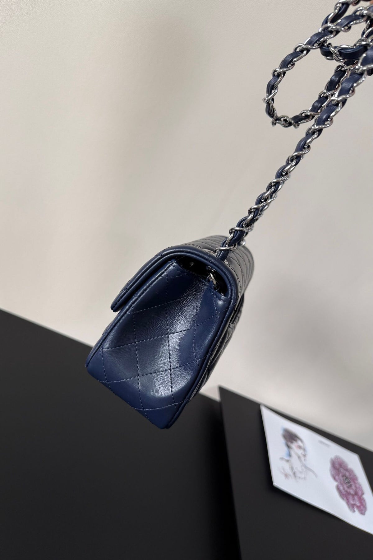 Dark blue silver buckle Classic Flap classic Cf square fat return is exquisite and durable. It is a timeless style that can be matched with anything.