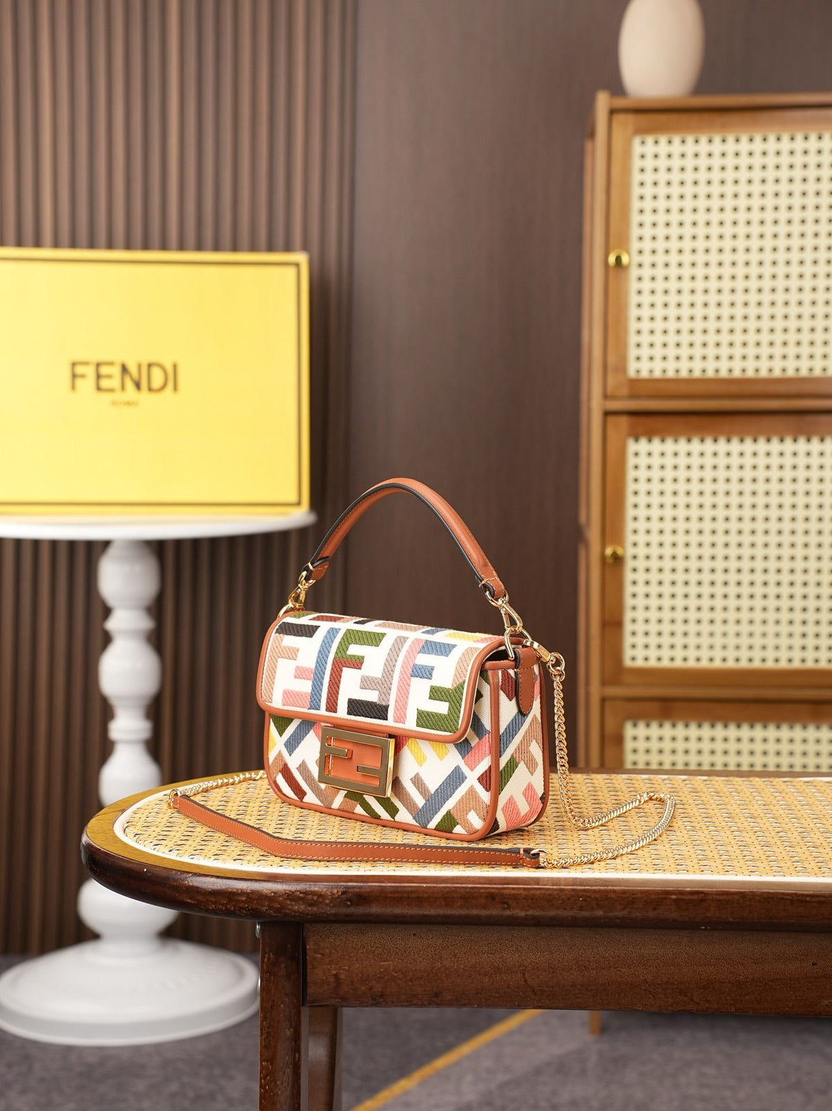 Model 6004, small size 20cm, FENDI's popular classic Baguette, crafted from high-quality canvas material, features double FF three-dimensional embroidery throughout the entire bag, creating an unparalleled texture. It comes with a detachable shoulder