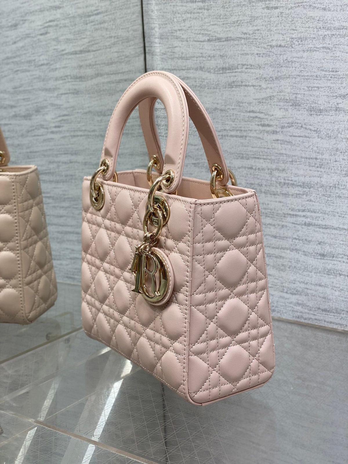 Rouge powder is in stock. Sheepskin Bing is smart, dazzling and bold. The visual impact of science fiction is so shocking. The pearlescent effect on the whole bag is like a laser. It is as stunning as a rainbow. It is more powerful when paired with silver