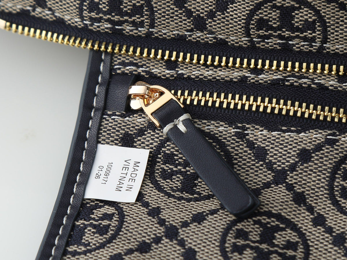 Tory Burch's new vintage tote bag features double T jacquard fabric and navy blue leather trim, making it durable and wear-resistant! The interior space is super large, with a 13 inch laptop folding umbrella that can hold commuting or mommy bags. The