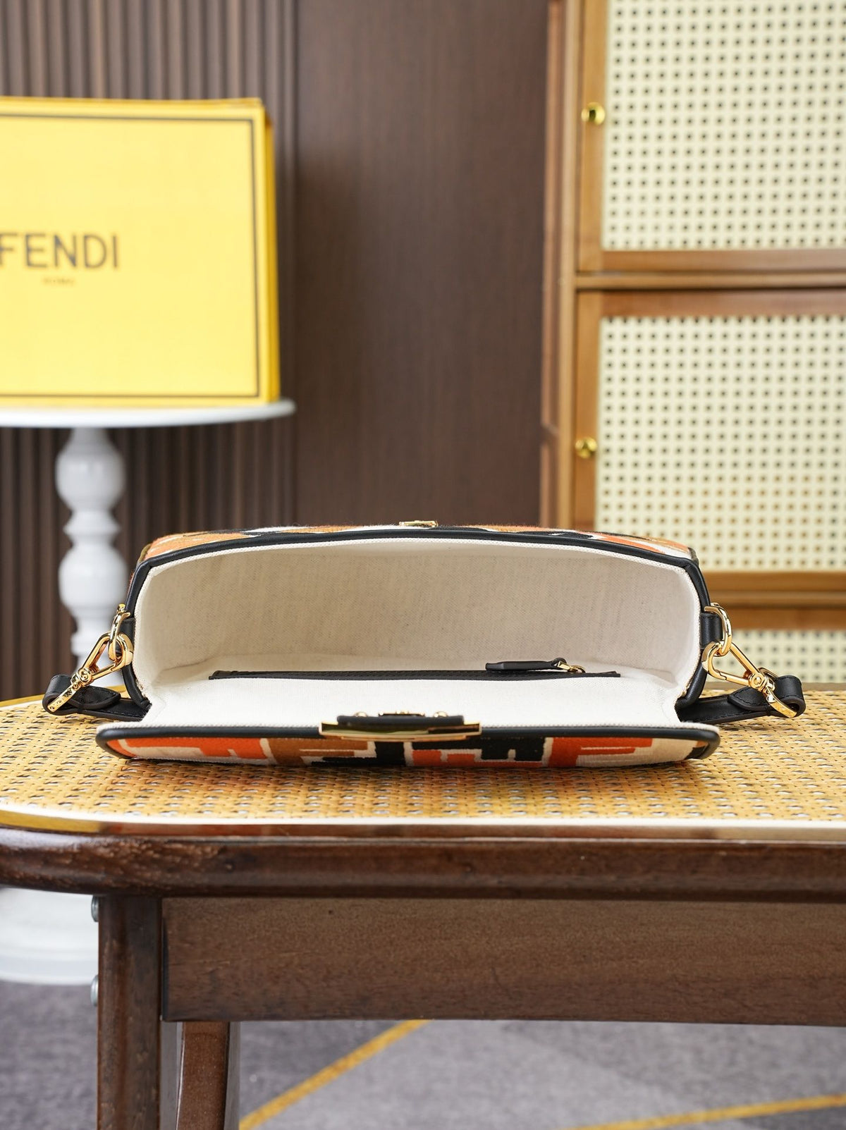 Model 18004, size 266.5 x 13.5 cm, top-grade original FENDI, popular classic Baguette. The raw material is made of high-quality canvas craftsmanship. The entire bag features double FF three-dimensional embroidery, with an unparalleled texture. It comes