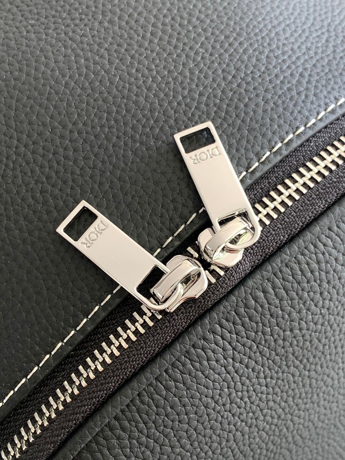 This saddle zippered shoulder bag is a new product in the 2024 winter series. It adopts a fashionable original design to highlight the saddle style. It is carefully made of black grained cow leather and decorated with contrasting topstitching. It is spaci