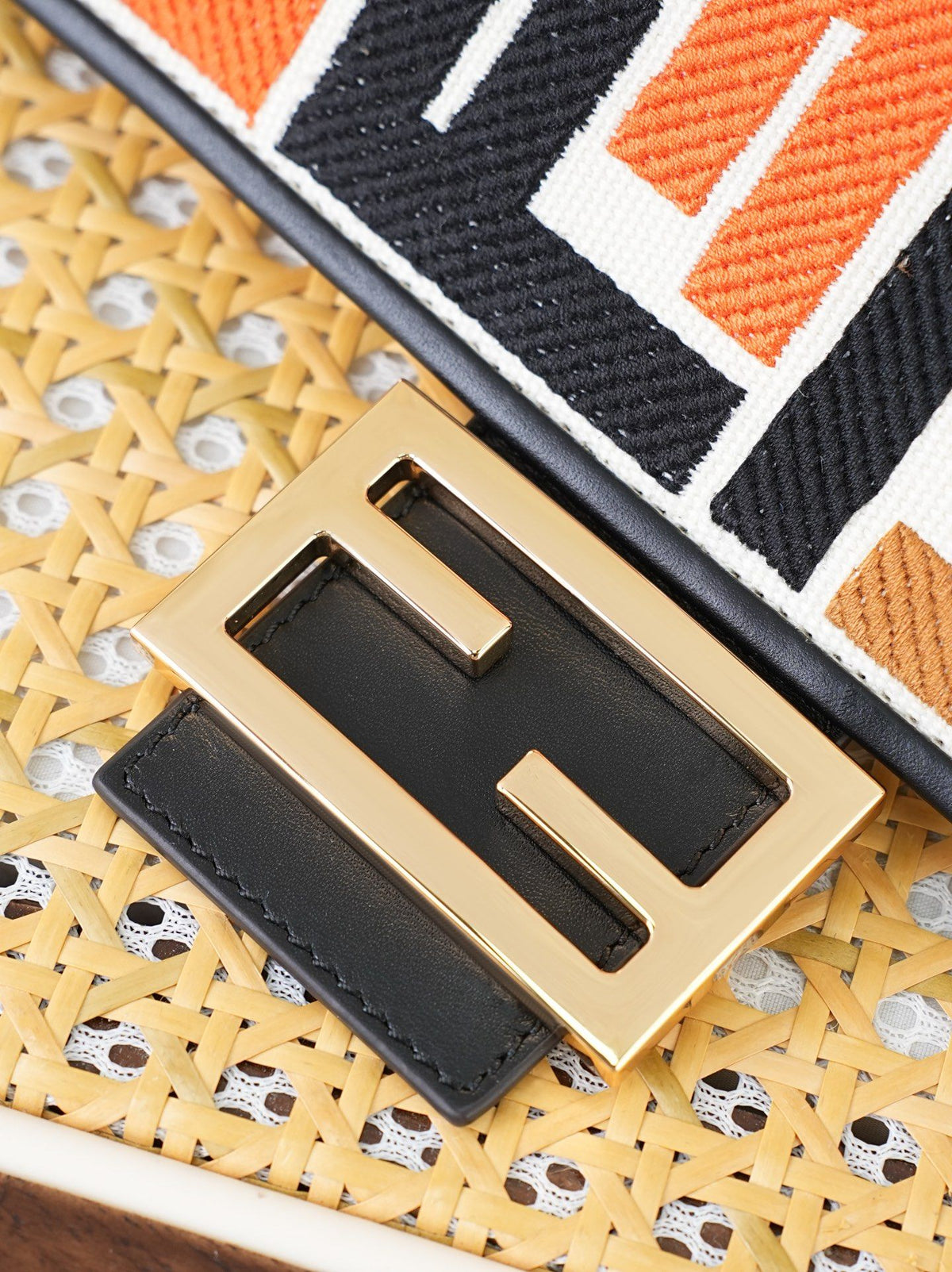 Model 18004, size 266.5 x 13.5 cm, top-grade original FENDI, popular classic Baguette. The raw material is made of high-quality canvas craftsmanship. The entire bag features double FF three-dimensional embroidery, with an unparalleled texture. It comes