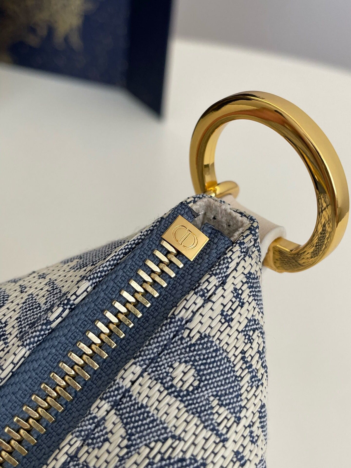 Lunch box bag in stock. Hobo star raffia series. It feels so summery. The sky blue fabric is paired with milky white calfskin. The light color looks fresh and healing. The bag shape design is practical. It is equipped with an adjustable long shoulder