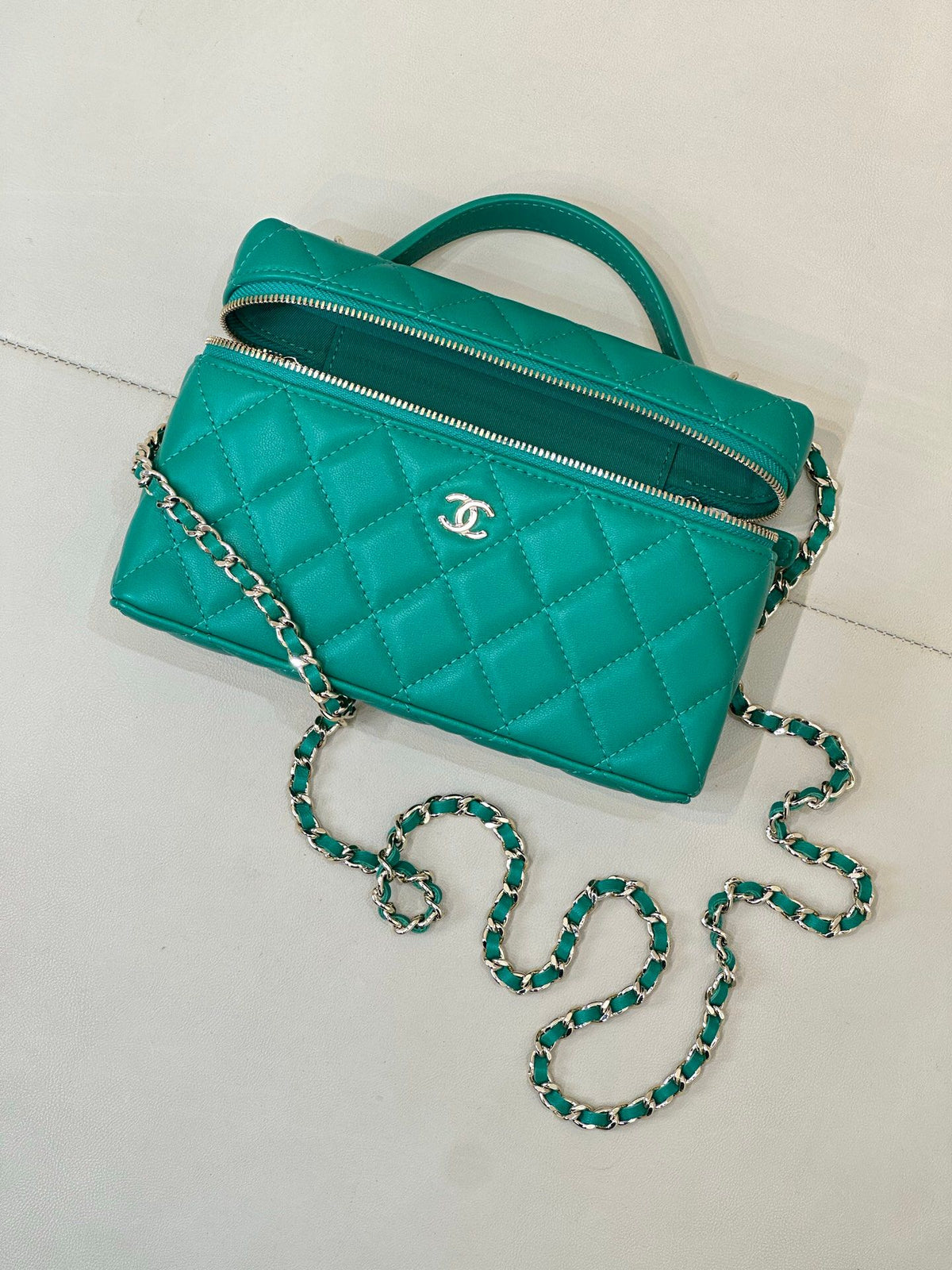 Classic double p lunch box bag. This little cutie is the best out of stock among the new models.