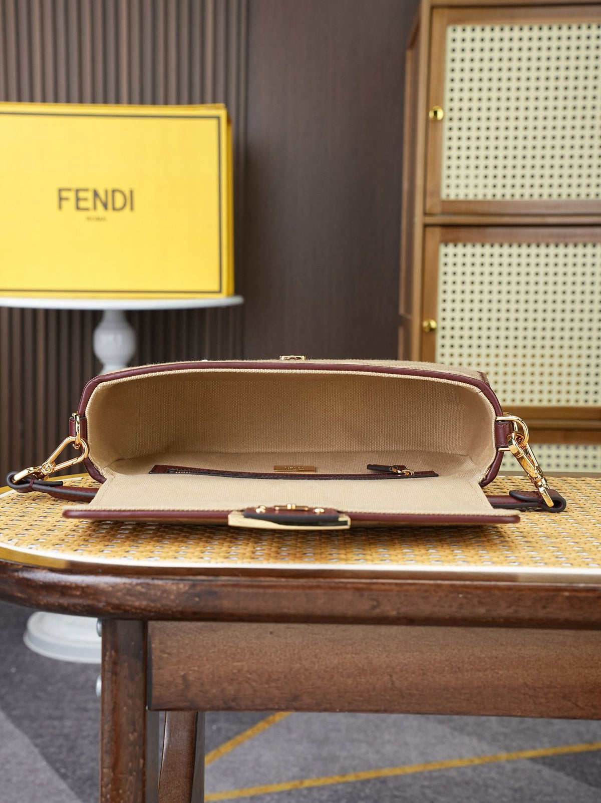 Model 18004, size 266.513.5 cm, top of the line original FENDI hot classic Baguette material is made of canvas with advanced craftsmanship to create a whole bag. Double FF three-dimensional embroidery texture is invincible, equipped with detachable and
