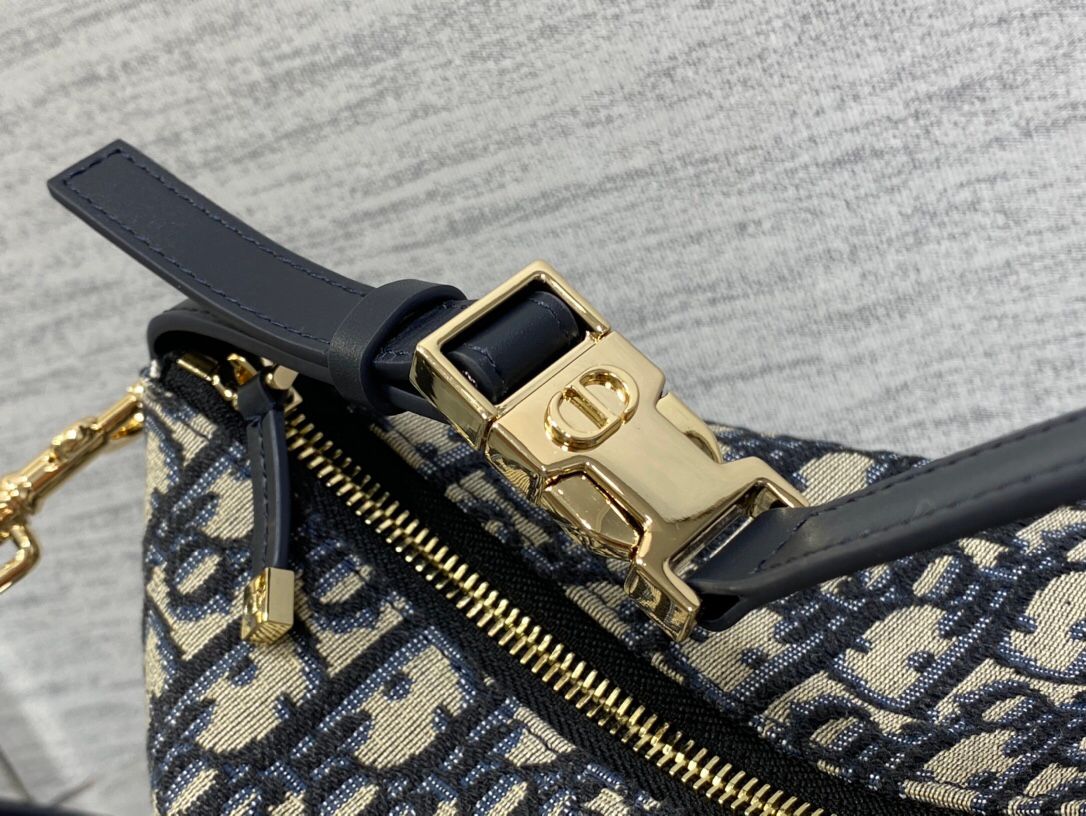 Lunch box bag 2024 new update with shoulder strap 2024 latest lunch box bag I have to recommend it. Brick cabinet hot style. Same diamond pattern, classic old flower embroidery, iconic letters. Very light for personal use. The capacity is also good. It