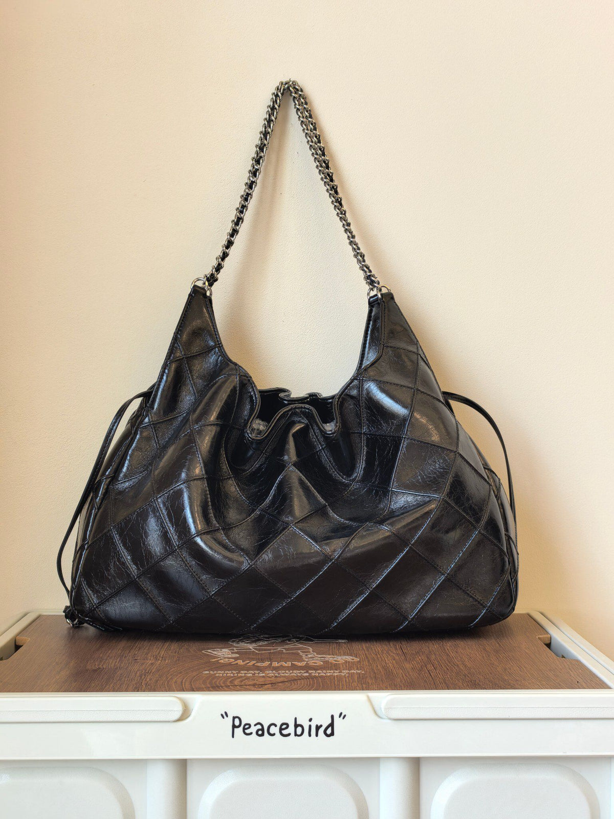 Oil wax black TORY BURCH FLEMING DISTRESSED LARGE TOTE Lingge tramp bag Oil wax cowhide+classic Lingge quilting texture Soft and wear-resistant metal chain shoulder belt Slightly retro drawstring design Super loose bag type Random change capacity Large