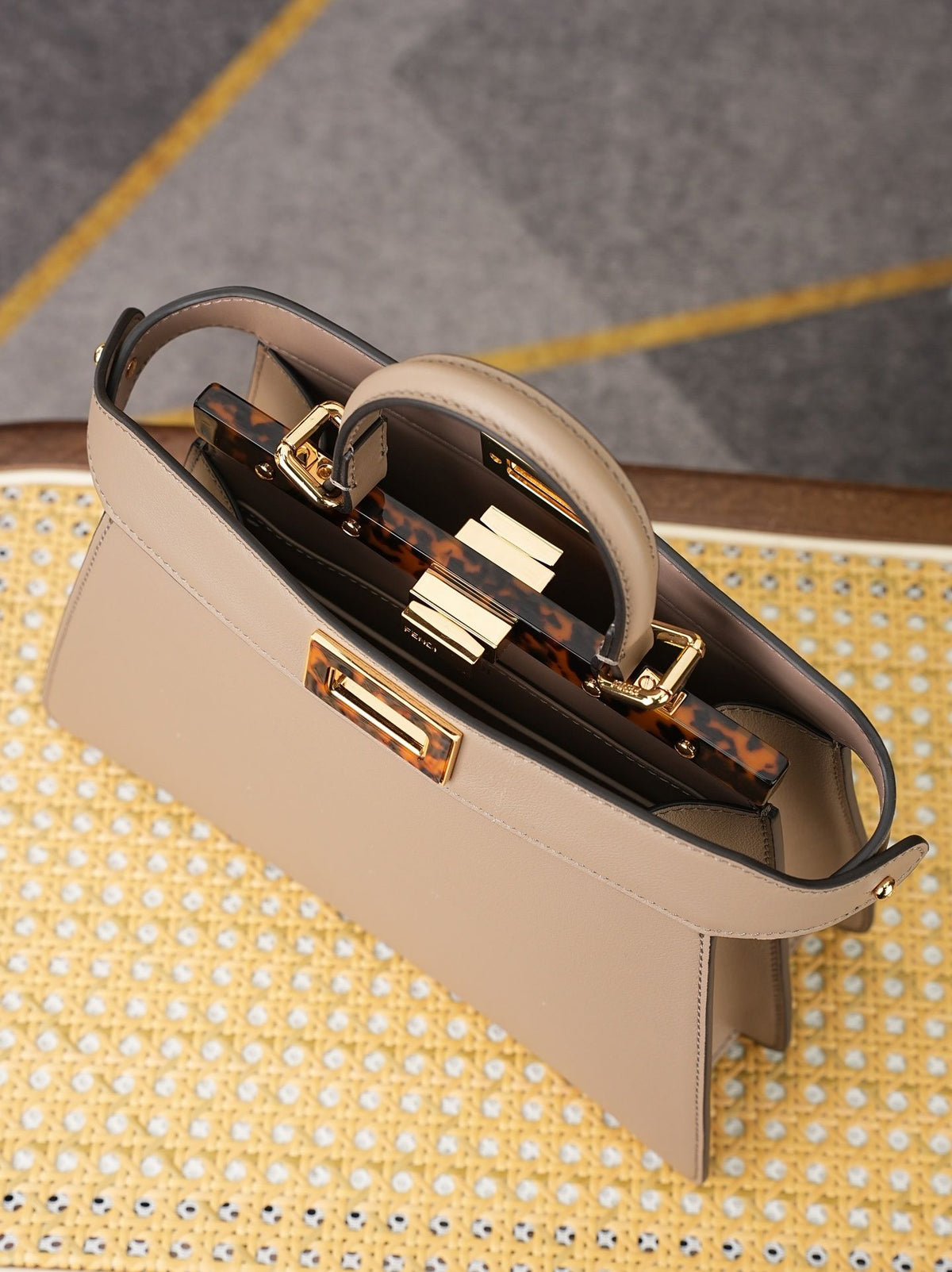 In Model 8005, the dimensions are 27x21x9.5cm