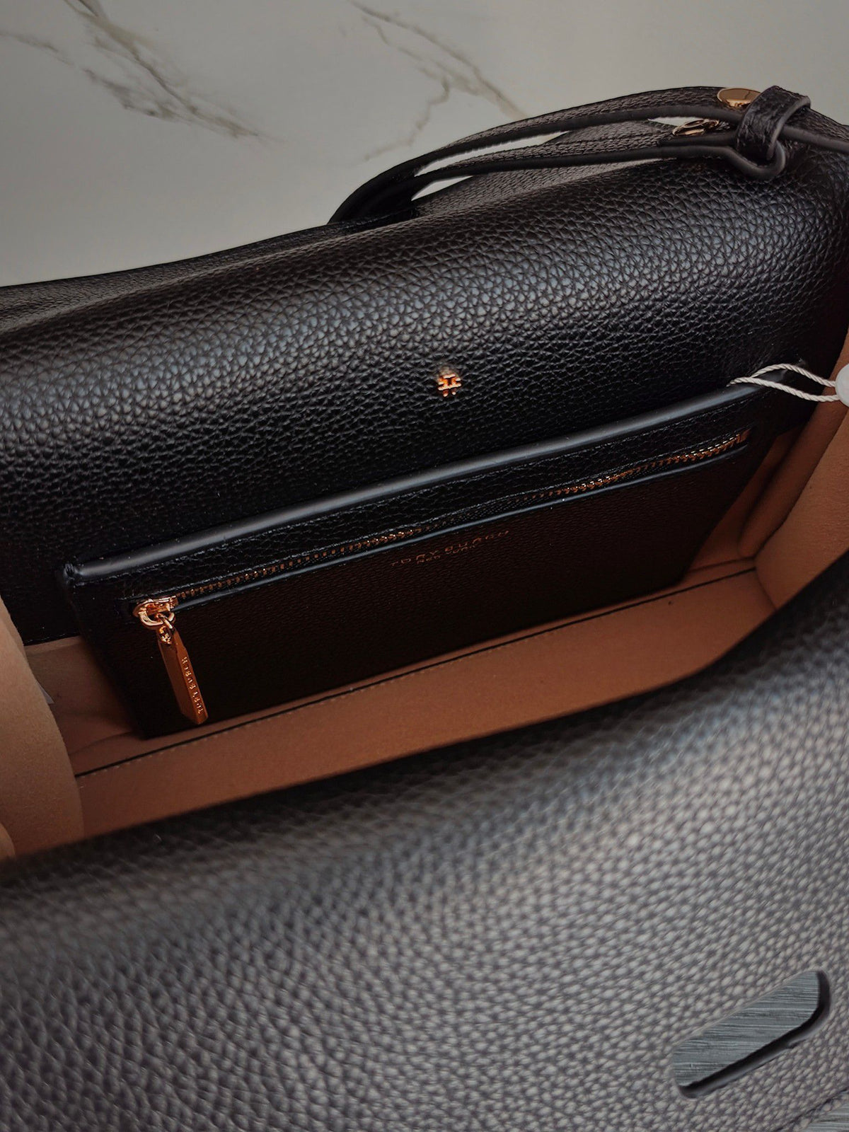 The new 240 Tory Burch Radziwill series medium-sized shoulder bag is made of lychee patterned cowhide leather, which is delicate and durable, and becomes more shiny with use. The bag shape is simple and atmospheric, inspired by the Kelly bag