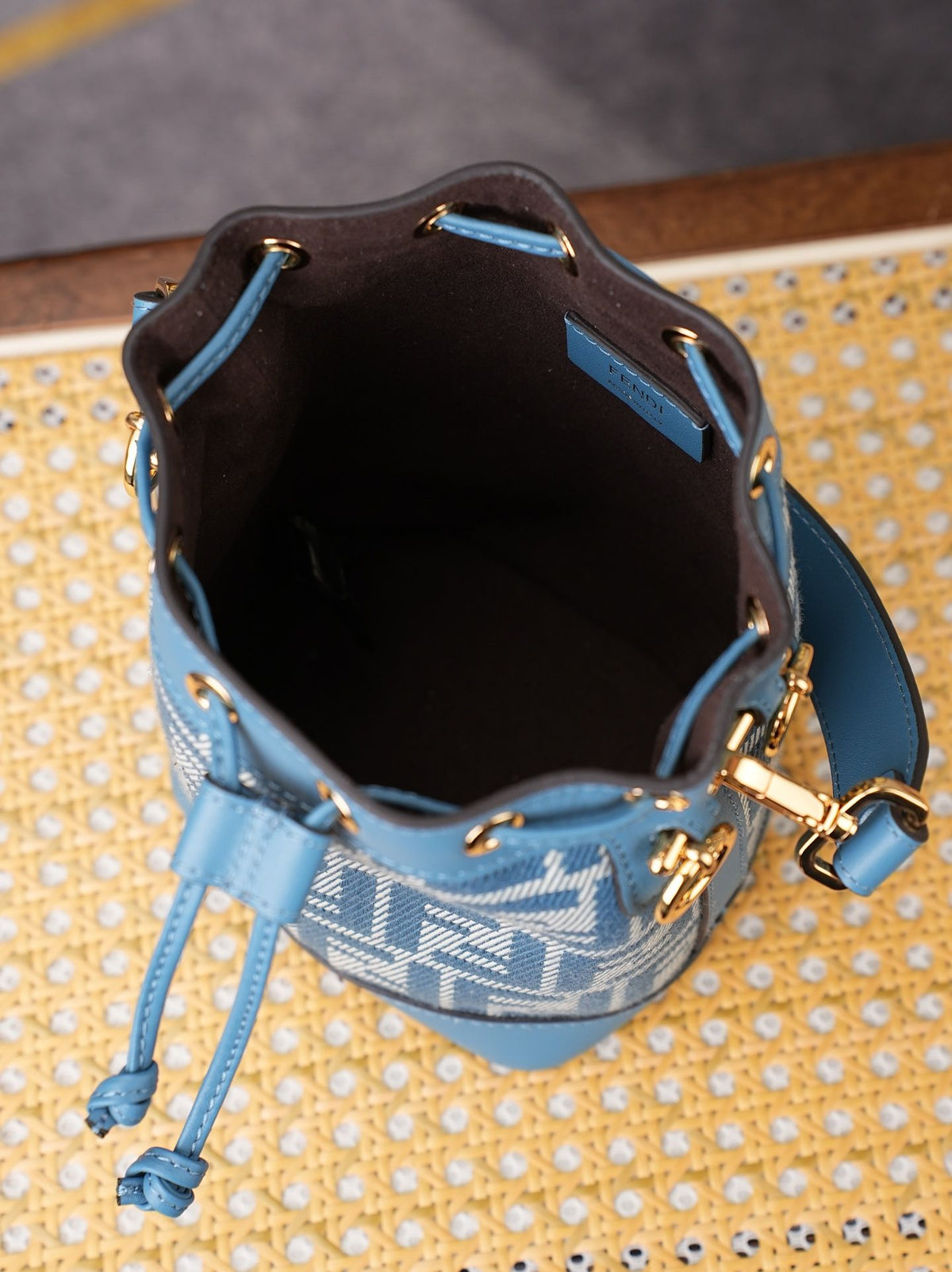 Model 15010, blue, size 10x12x18cm, Mon Tresor bucket bag, featuring a brand new proportion, classic double F fabric paired with calfskin material, can be carried by hand or slung across the shoulder, vintage yet fashionable, practicality and appearance