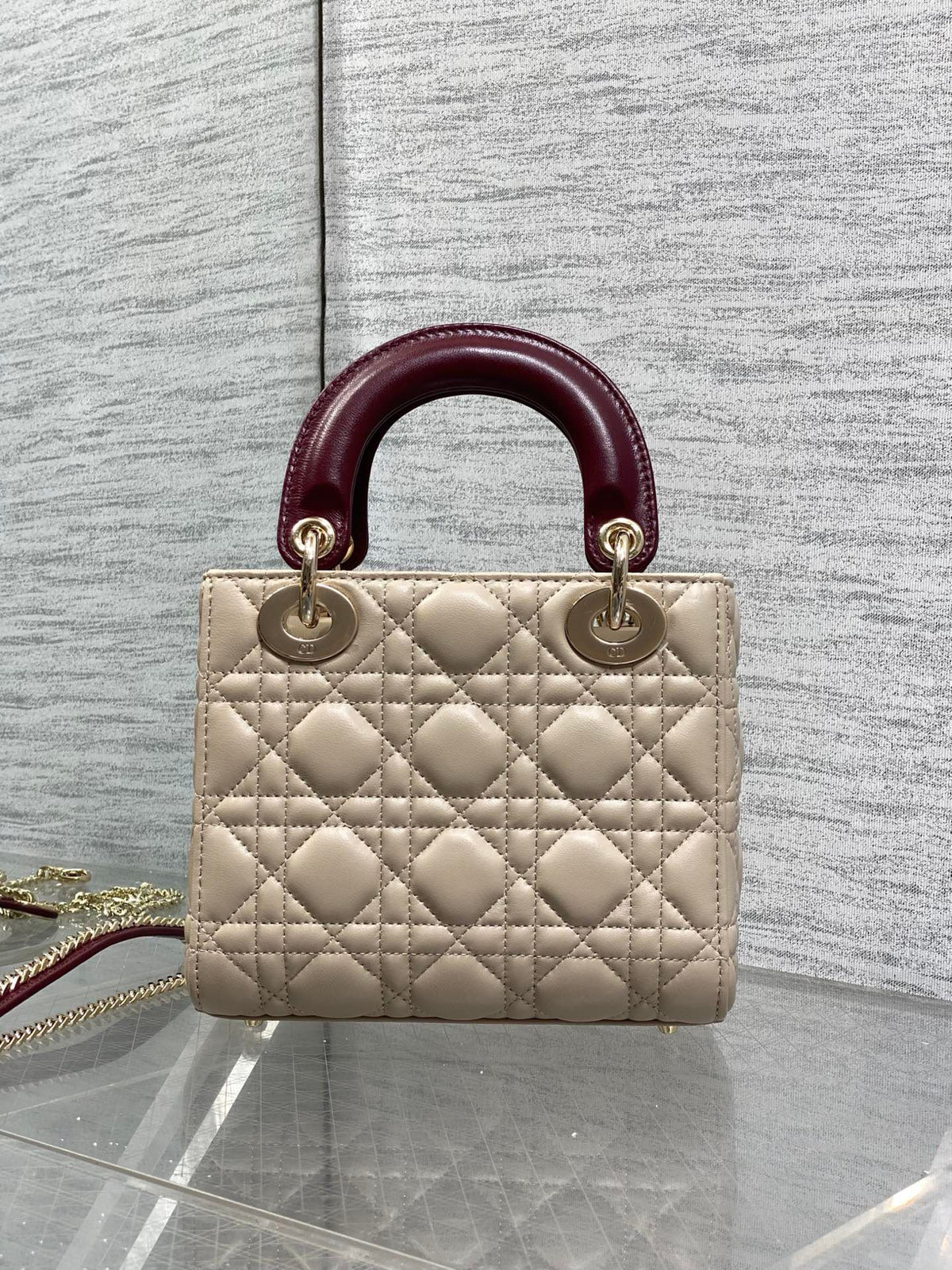 Classic Lady's latest bow-tie Princess Diana bag. A must-have three-compartment bag for everyone. Charming, elegant and full of aura. It is also full of femininity when carried cross-body. Classic fashion style. This beautiful bag is available on Instagra