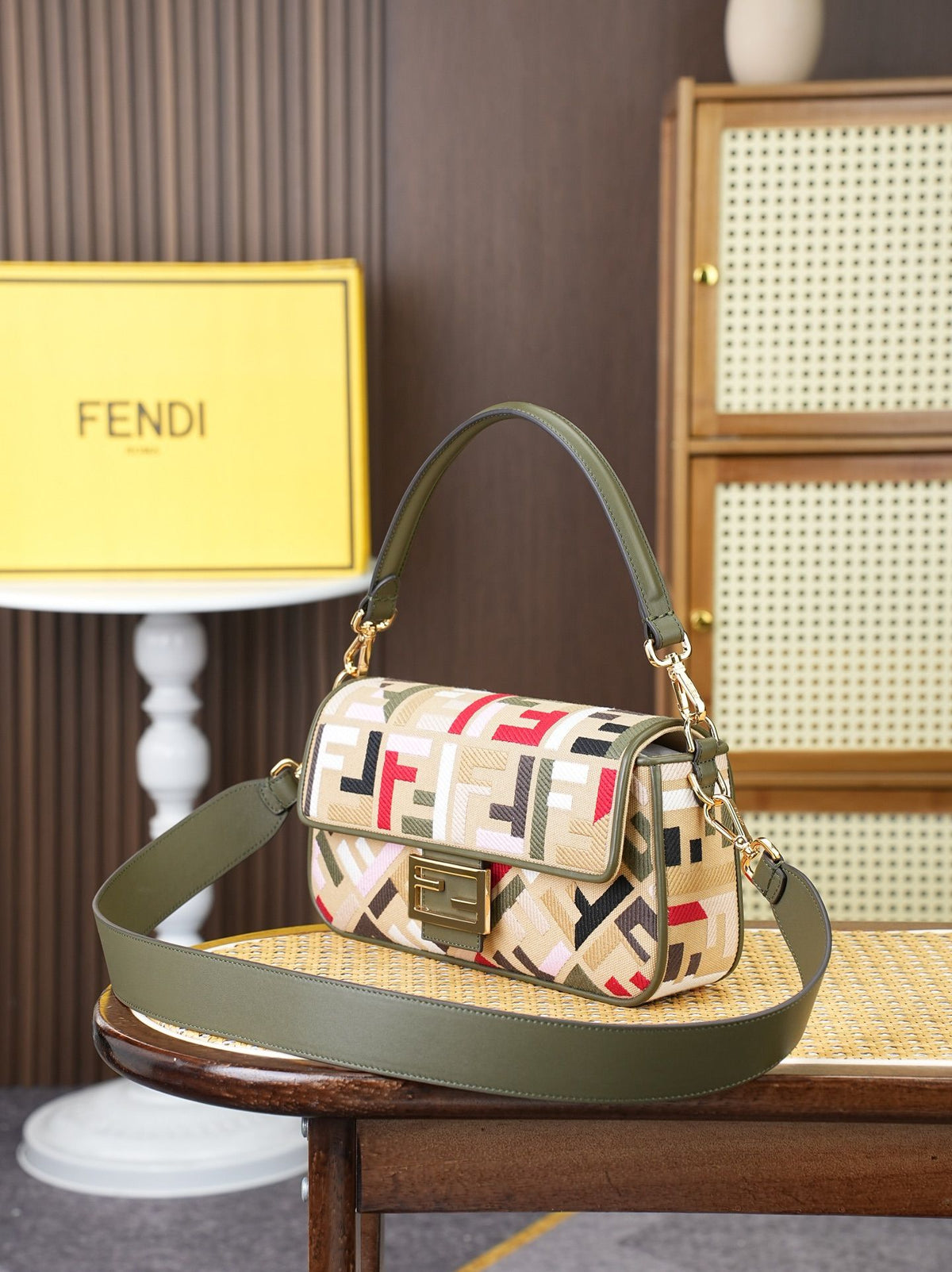 Model 18004, size 266.5 x 13.5 cm, top-grade original FENDI, popular classic Baguette. The raw material is made of high-quality canvas craftsmanship. The entire bag features double FF three-dimensional embroidery with an unparalleled texture. It comes