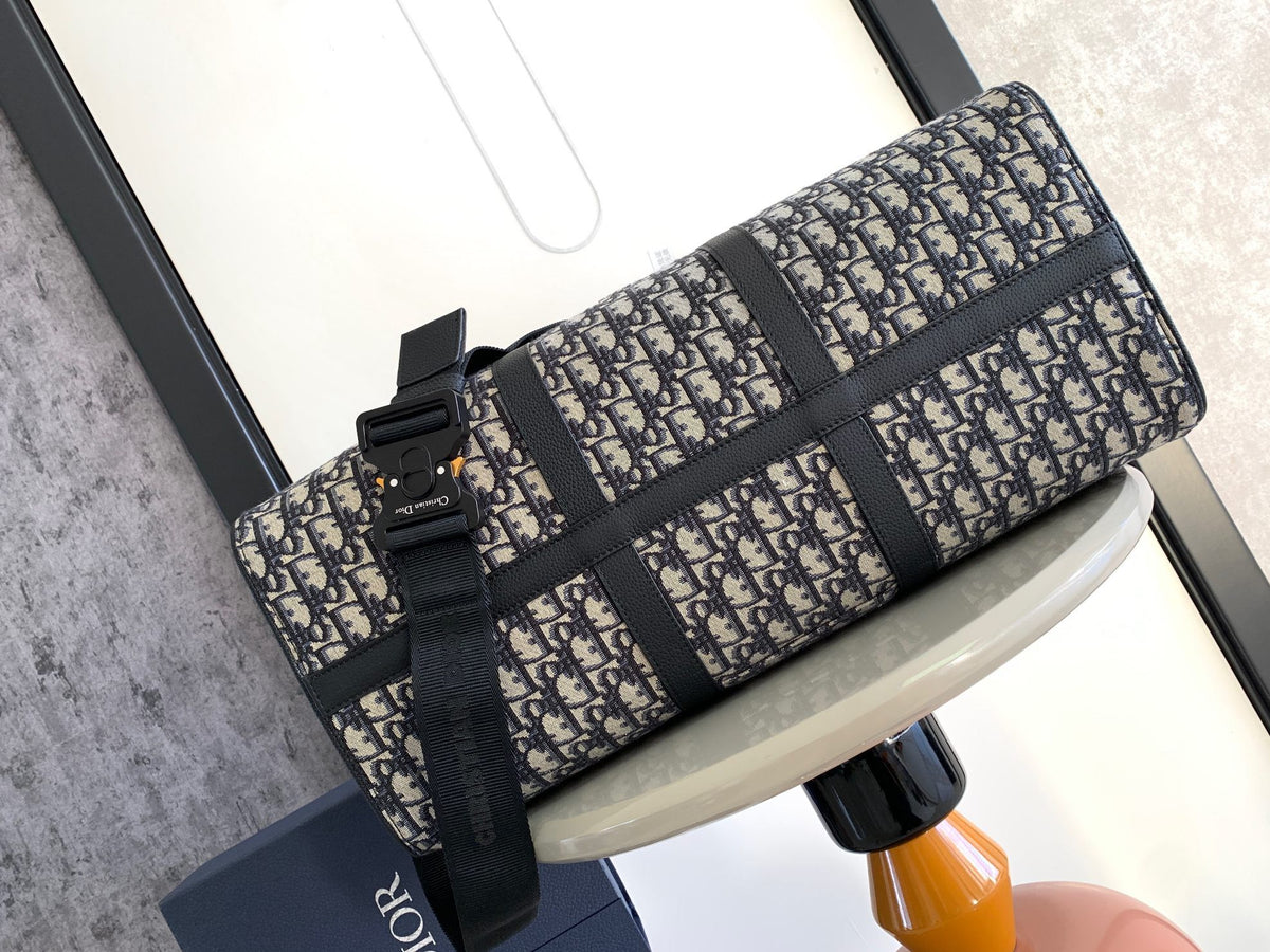 This Dio Lingot 50 handbag is new for this season. Practical yet elegant, it is unique. Crafted from beige and black Oblique printed fabric. Enhanced with black grained calfskin leather details. DIO logo on the front. Zippered compartment with saddle