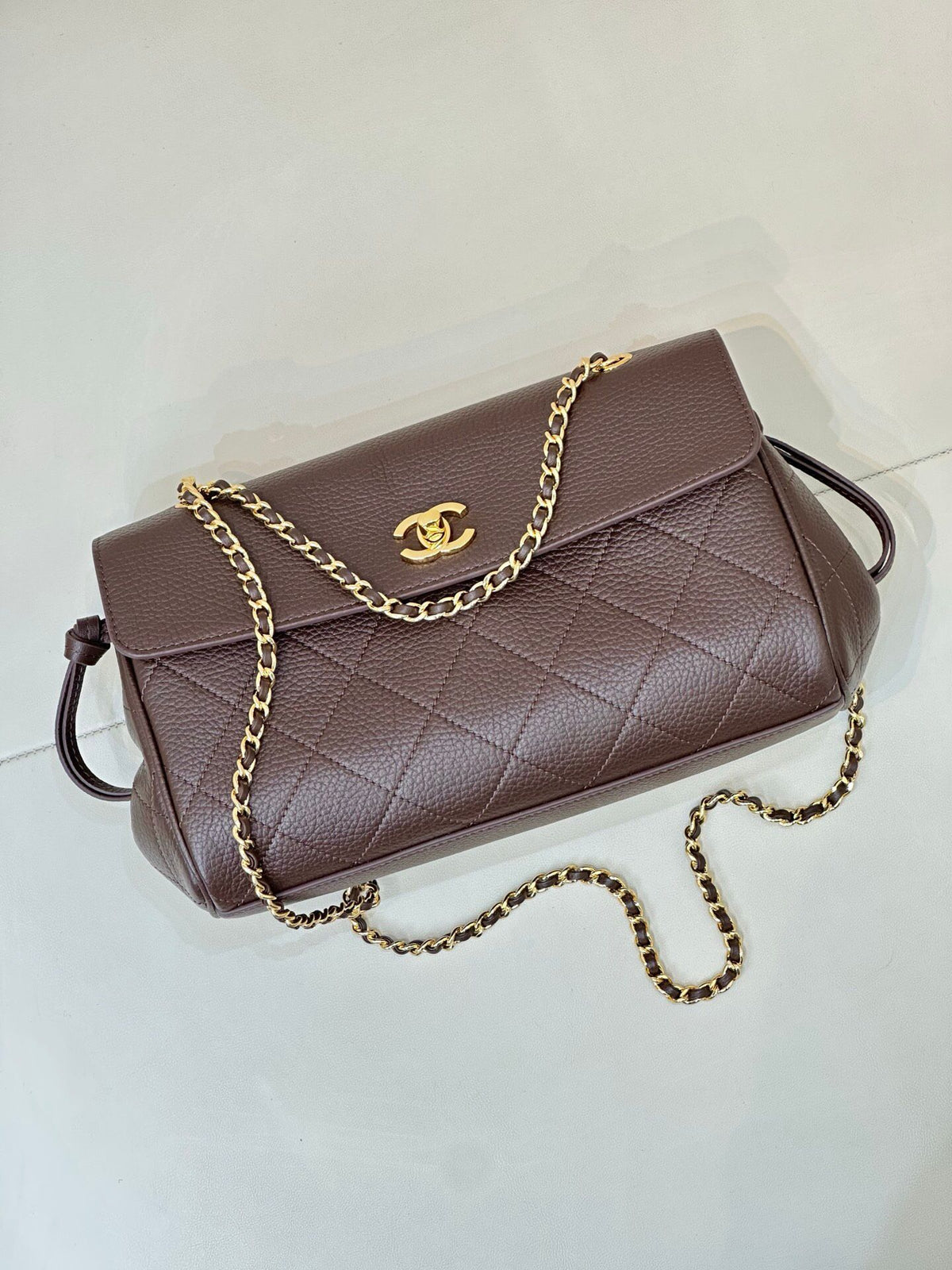 Coffee color. Dark coffee color has a sense of low-key luxury. When paired with neutral colors, it can instantly enhance the overall texture. It is especially suitable for workplace or dating situations. Pair it with metal accessories to look more sophist