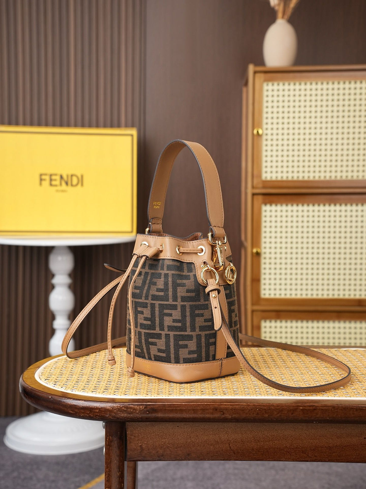 Model 15010, old-fashioned cloth, size 10x12x18cm, Mon Tresor bucket bag, brand new proportion, classic double F fabric paired with calfskin material, can be carried by hand or slung across the shoulder, vintage yet fashionable, practicality and appearanc