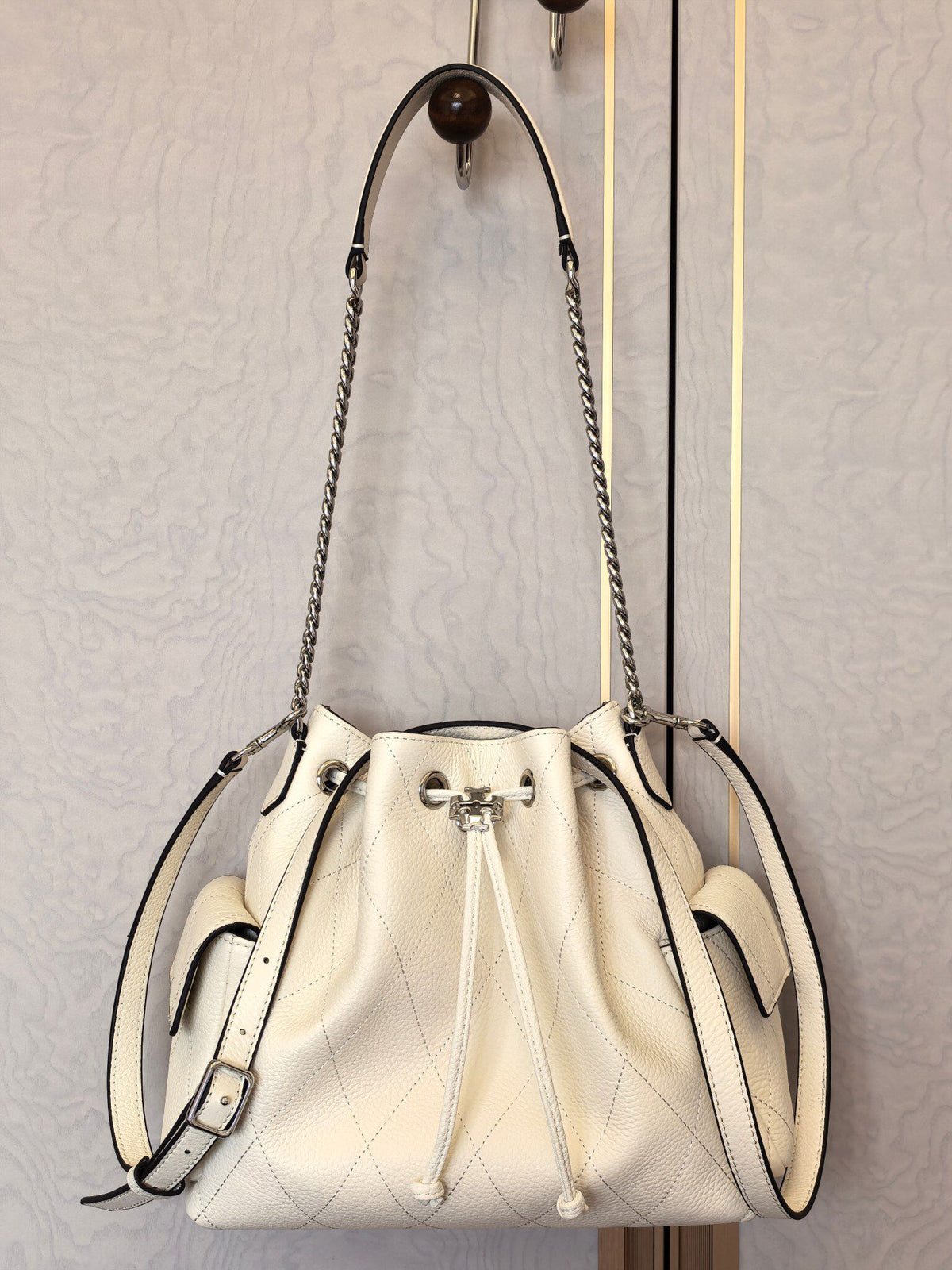 Small] TB Tang Li Bai Qi Charlie Cream White Large/Small Light Cream Oil Color Like a Small Cake This color is quite summer [Sun R] Available in both sizes, just arrived and has a schedule. Q me, thank you. Size 23.5x23x10.2