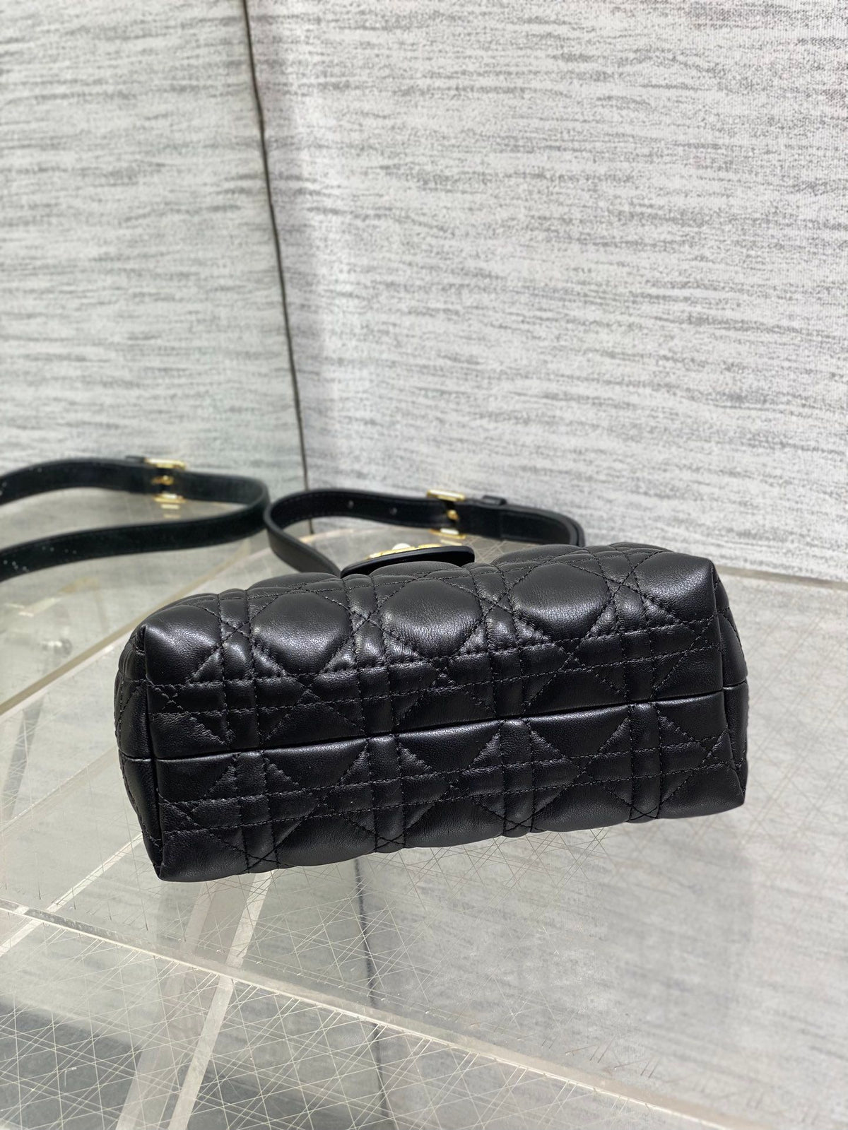 Jolie Top Handle Mini I have no resistance to this kind of exquisite small bag. Carrying a large bag is too tiring. I really like this compact model. It is small, but it can be stuffed with tissues when going out. The best thing is that it can be carried