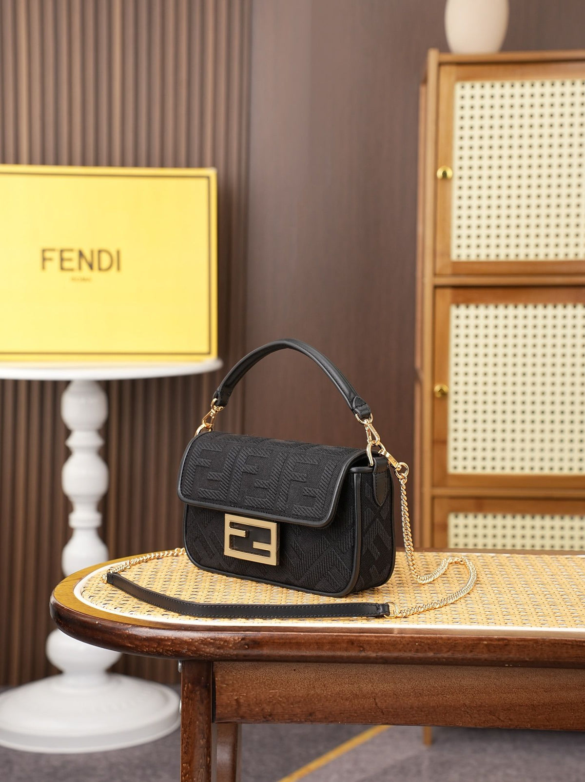 Model 6004, small size 20cm, FENDI's popular classic Baguette, crafted from high-quality canvas material, features double FF three-dimensional embroidery throughout the entire bag, creating an unparalleled texture. It comes with a detachable shoulder
