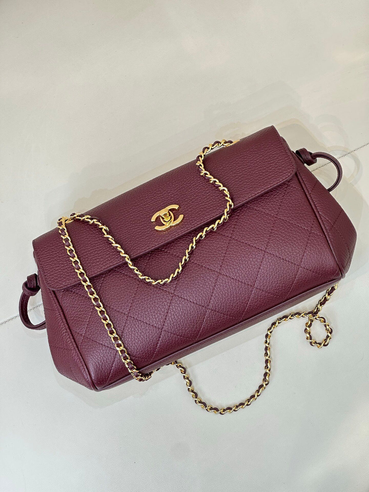 Burgundy, a mellow retro burgundy, responsible for the atmosphere of autumn and winter. It is more restrained and calm than the regular red. It is a perfect match for the coat. It directly fills the atmosphere of holiday parties.
