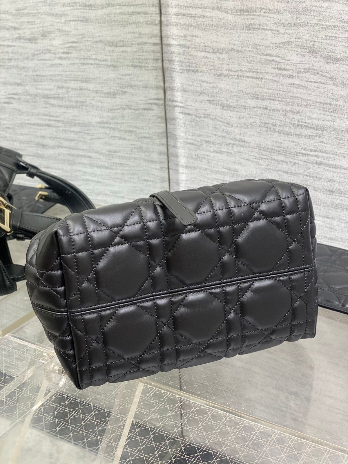 The small black size is in stock. Take Toujours with you when traveling. The oversized rhombus design is matched with classic letter accessories. It is very modern and fashionable. The structure of the bag is very soft. The calfskin material is full of
