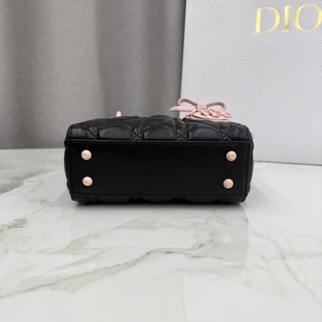Three compartments in black and pink are in stock. Classic Lady's latest bow-tie Princess Diana bag. A must-have three compartment bag for everyone. Charming, elegant and full of aura. It is also full of femininity when carried cross-body. Classic fashion