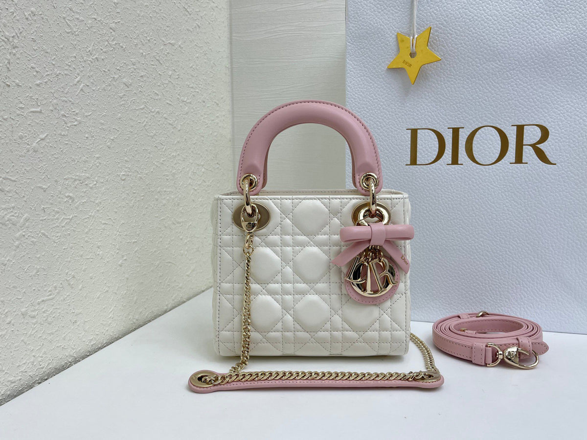White and soft pink are in stock. Classic Lady's latest bow-tie Princess Diana bag. A must-have three-compartment bag for everyone. Charming, elegant and full of aura. It is also full of femininity when carried cross-body. Classic fashion style. This