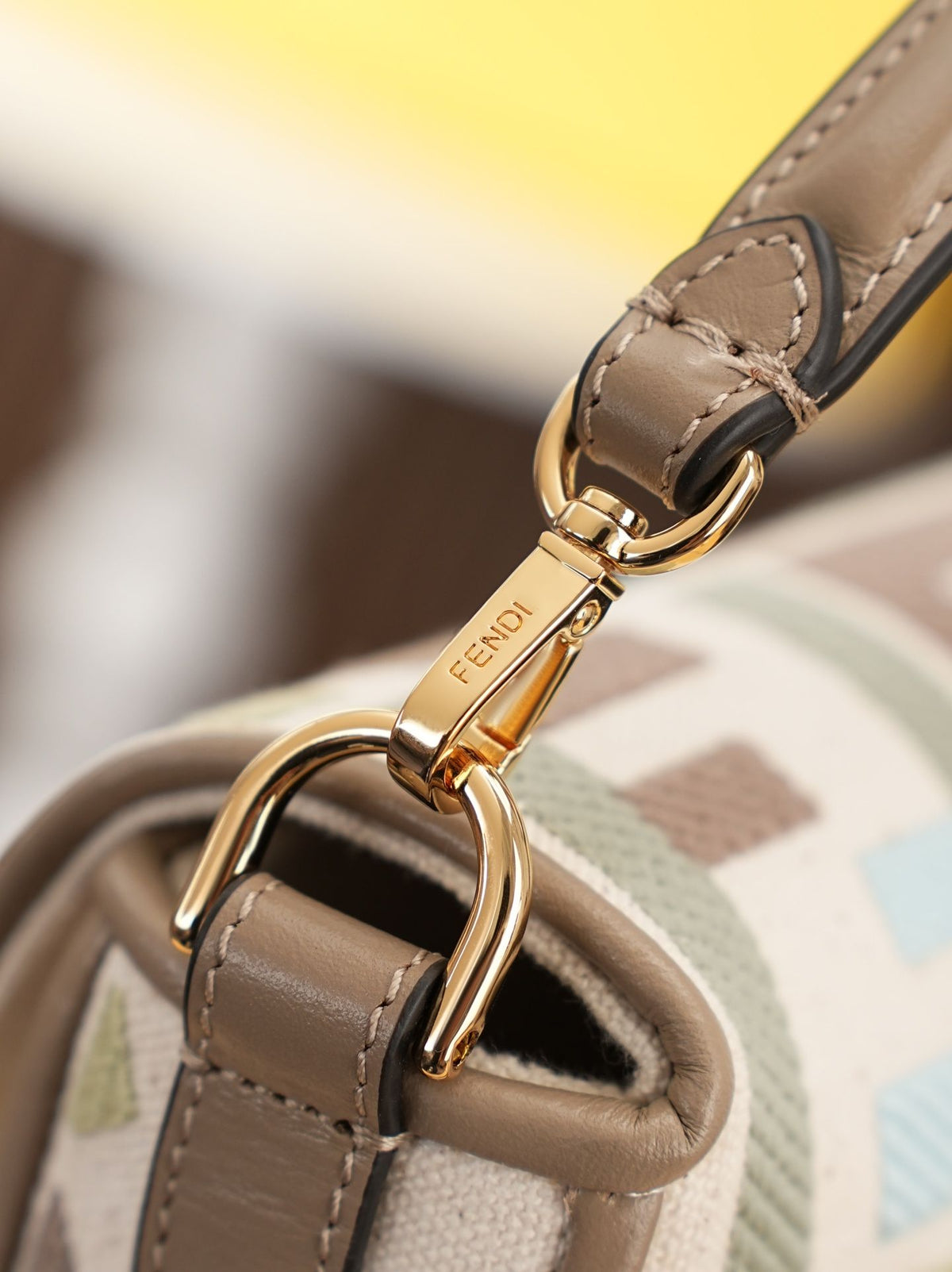 Model 6004, small size 20cm, FENDI's popular classic Baguette, crafted from high-quality canvas with advanced techniques. The entire bag features double FF three-dimensional embroidery, boasting an unparalleled texture. It comes with a detachable shoulder