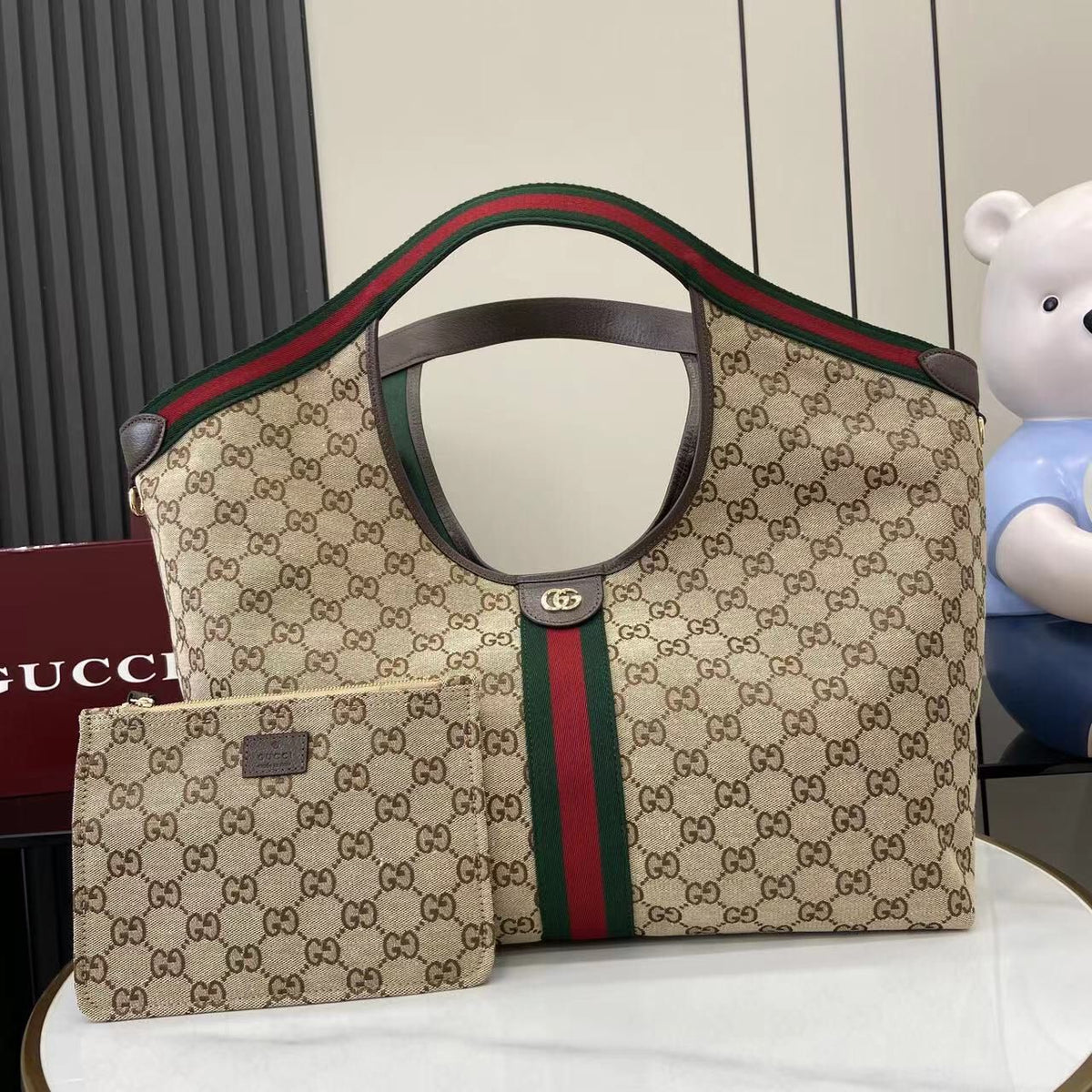 this top-of-the-line original single-piece bag with original leather and full packaging is the latest addition to the Giglio series, showcased at the 2026 early spring fashion show in Florence. It pays tribute to the brand's Italian roots