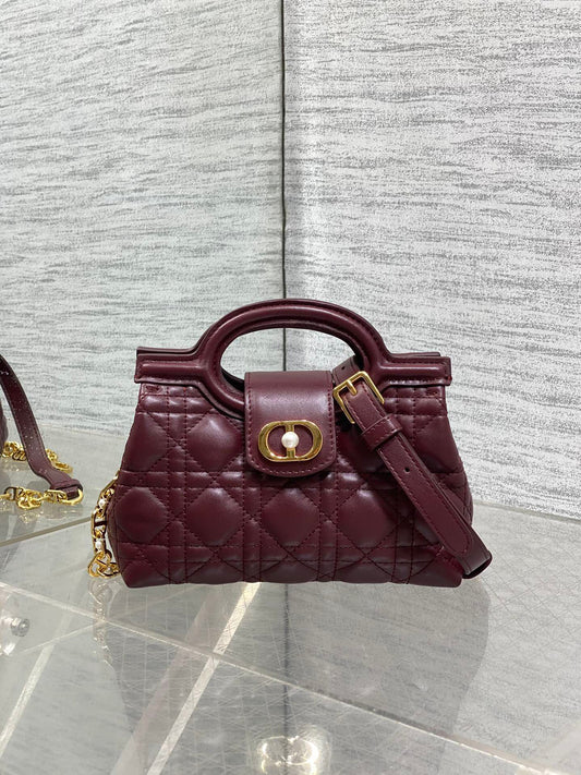 Jolie Top Handle Mini I have no resistance to this kind of exquisite small bag. Carrying a large bag is too tiring. I really like this compact model. It is small, but it can be stuffed with tissues when going out. The best thing is that it can be carried