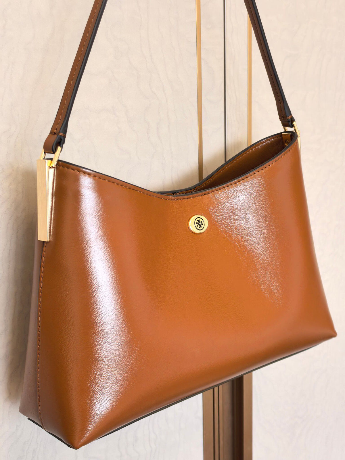 Number: TORY BURCH SMART ROBINSON SHOULDER BAG. The new model is made of oil and wax cowhide, with a smooth and textured surface for daily maintenance. It is super convenient and simple in style. The metal logo is low-key and has a sense of detail. The
