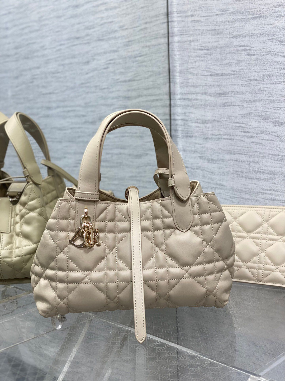 The small light apricot is in stock. Take Toujours for travel. The oversized rhombus design is paired with classic letter accessories. It is very modern and fashionable. The structure of the bag is very soft. The calfskin material is full of high-end