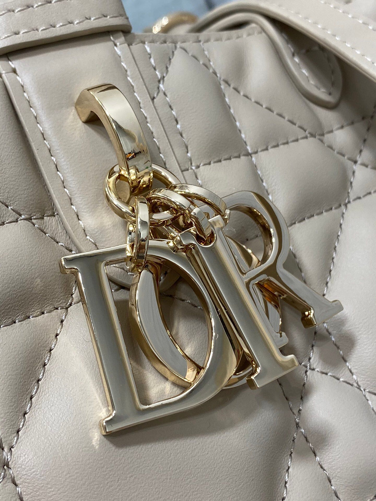 Medium rouge beige ready for travel. Take Toujours for travel. The oversized rhombus design is matched with classic letter accessories. It is modern and fashionable. The structure of the bag is very soft. The calfskin material is full of high-end feeling