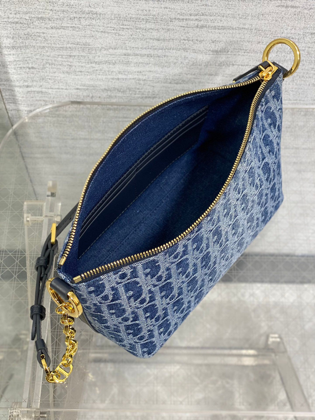 The Hobostar denim series has been planted on this bag. It reinterprets the classic letter pattern with an irregular stonewash effect, giving the bag a new style. The gradient effect is unique and handsome. The fashionable charm shown by the denim print