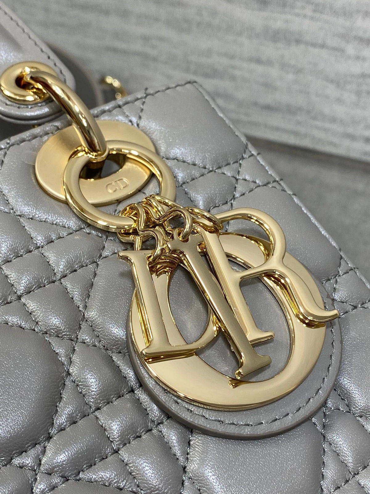 Pearlescent gray in stock Lady Diana's four-frame series, the latest color for spring and summer, fresh style, and the latest letter shoulder straps are extra points. 6 letters are delivered. Babies can choose the buttons they like as they like. No need