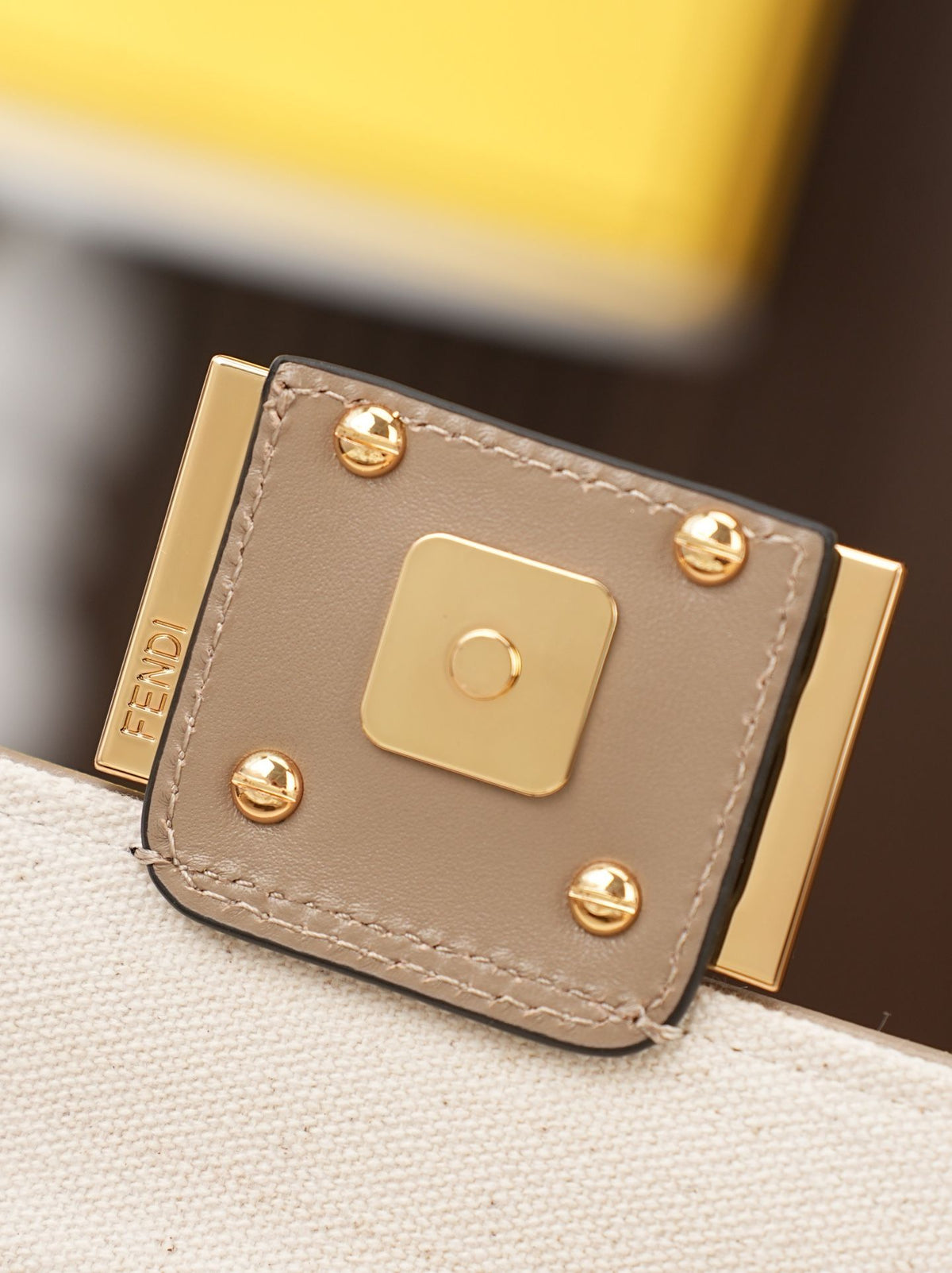Model 6004, small size 20cm, FENDI's popular classic Baguette, crafted from high-quality canvas with advanced techniques. The entire bag features double FF three-dimensional embroidery, boasting an unparalleled texture. It comes with a detachable shoulder