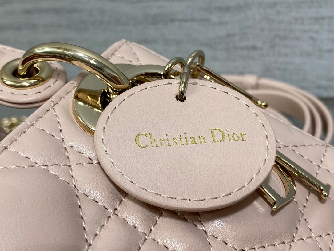 Rouge powder is in stock. Classic Lady bag. Iconic letter pendant. Classic rhombus. Excellent hand-feeling sheepskin. A must-have three-compartment bag. Charming, elegant and full of aura. It is also full of femininity when carried cross-body. Classic