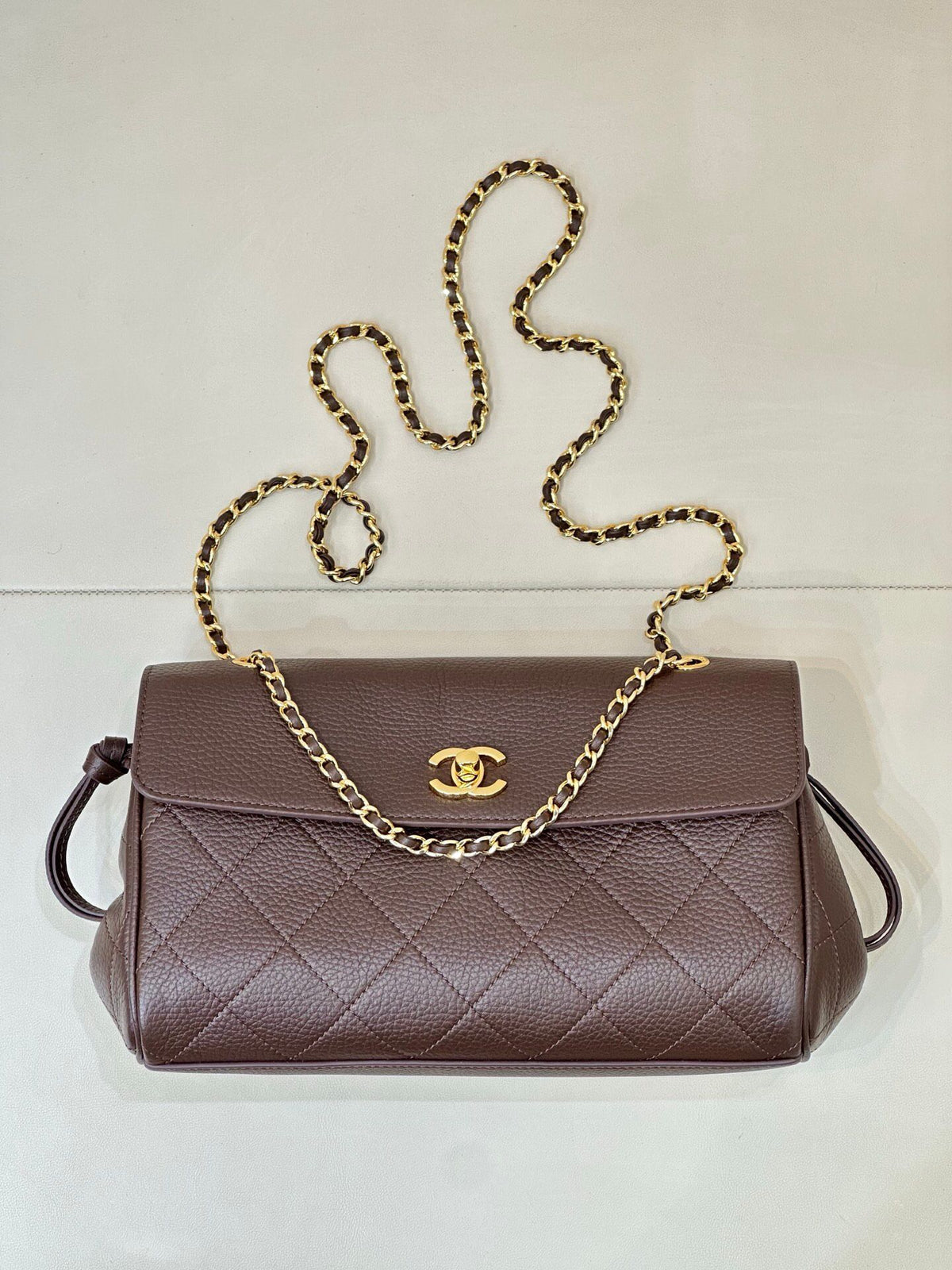 Coffee color. Dark coffee color has a sense of low-key luxury. When paired with neutral colors, it can instantly enhance the overall texture. It is especially suitable for workplace or dating situations. Pair it with metal accessories to look more sophist
