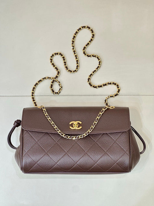 Coffee color. Dark coffee color has a sense of low-key luxury. When paired with neutral colors, it can instantly enhance the overall texture. It is especially suitable for workplace or dating situations. Pair it with metal accessories to look more sophist