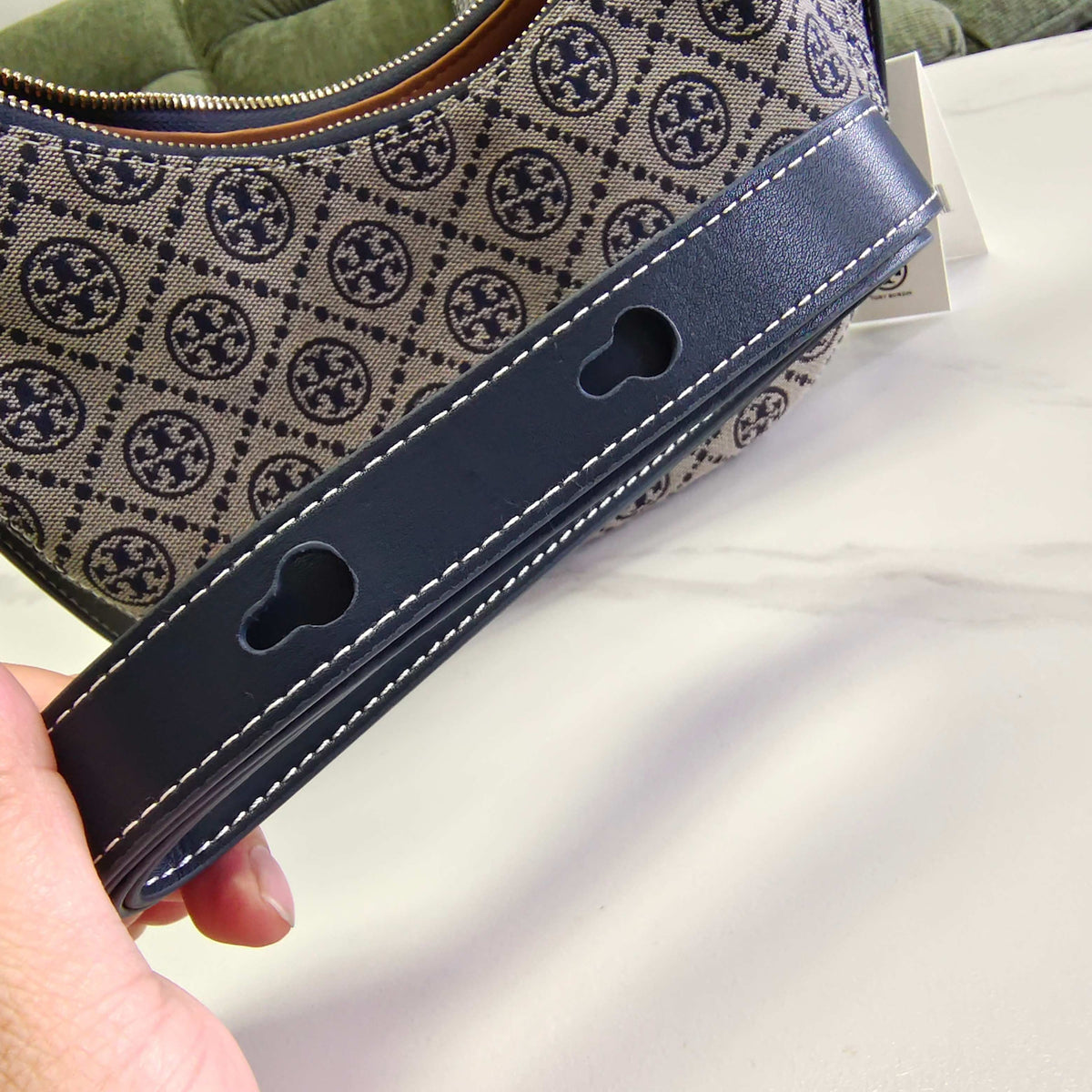 Tory Burch ROMY Denim Crescent Bag Classic T Monogram Jacquard+Retro Denim Denim Blue Fashionable and Versatile Crescent Bag Type Fit Shoulder Line Shoulder Strap Detachable Single Shoulder/Cross Shoulder OK Commuting, Dating, Shopping, Easy to Handle