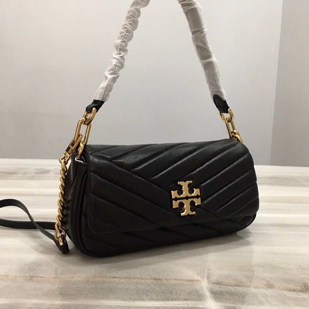 TB Toribochi's new Kira armpit bag, new Kira shoulder bag, lightweight and suitable for being clipped under the armpit. Selected herringbone pattern quilted lambskin is made with tea gold metal accessories, iconic sloping double T logo and detachable
