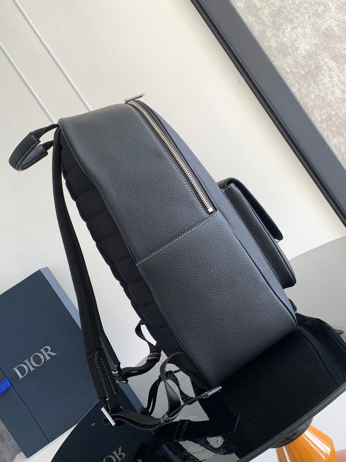 This saddle zippered shoulder bag is a new product in the 2024 winter series. It adopts a fashionable original design to highlight the saddle style. It is carefully made of black grained cow leather and decorated with contrasting topstitching. It is spaci