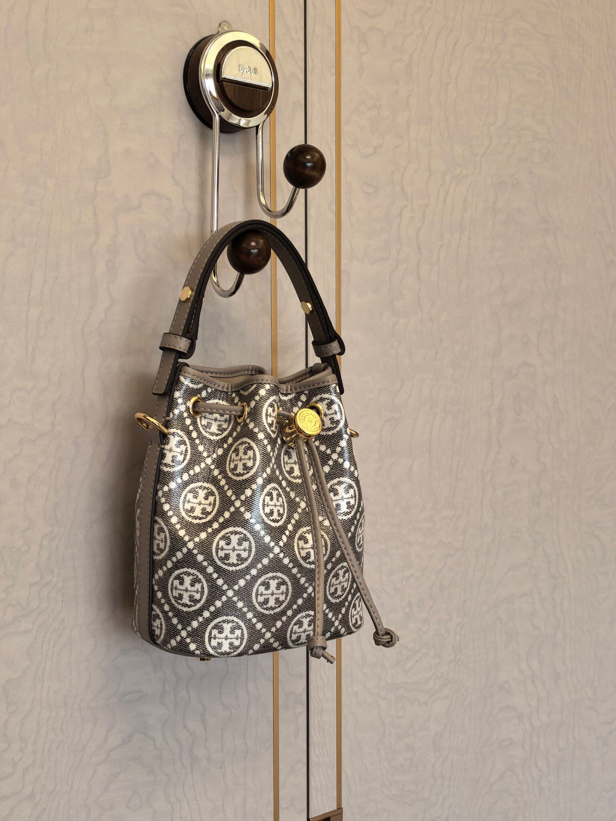 Number 1616, promise me that you must choose this color. Promise me that you must choose this charcoal gray TORY BURCH. It is low-key yet high-end, and can handle any style. The classic TMonogram jacquard pattern is really recognizable, matched with delic