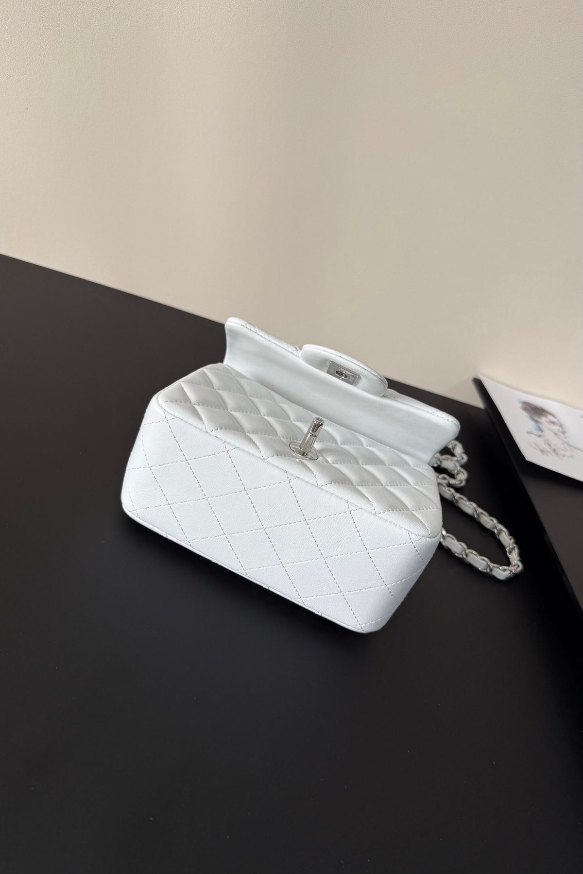 White silver buckle Classic Flap classic Cf square fat return is exquisite and durable, a timeless style that can be matched with anything