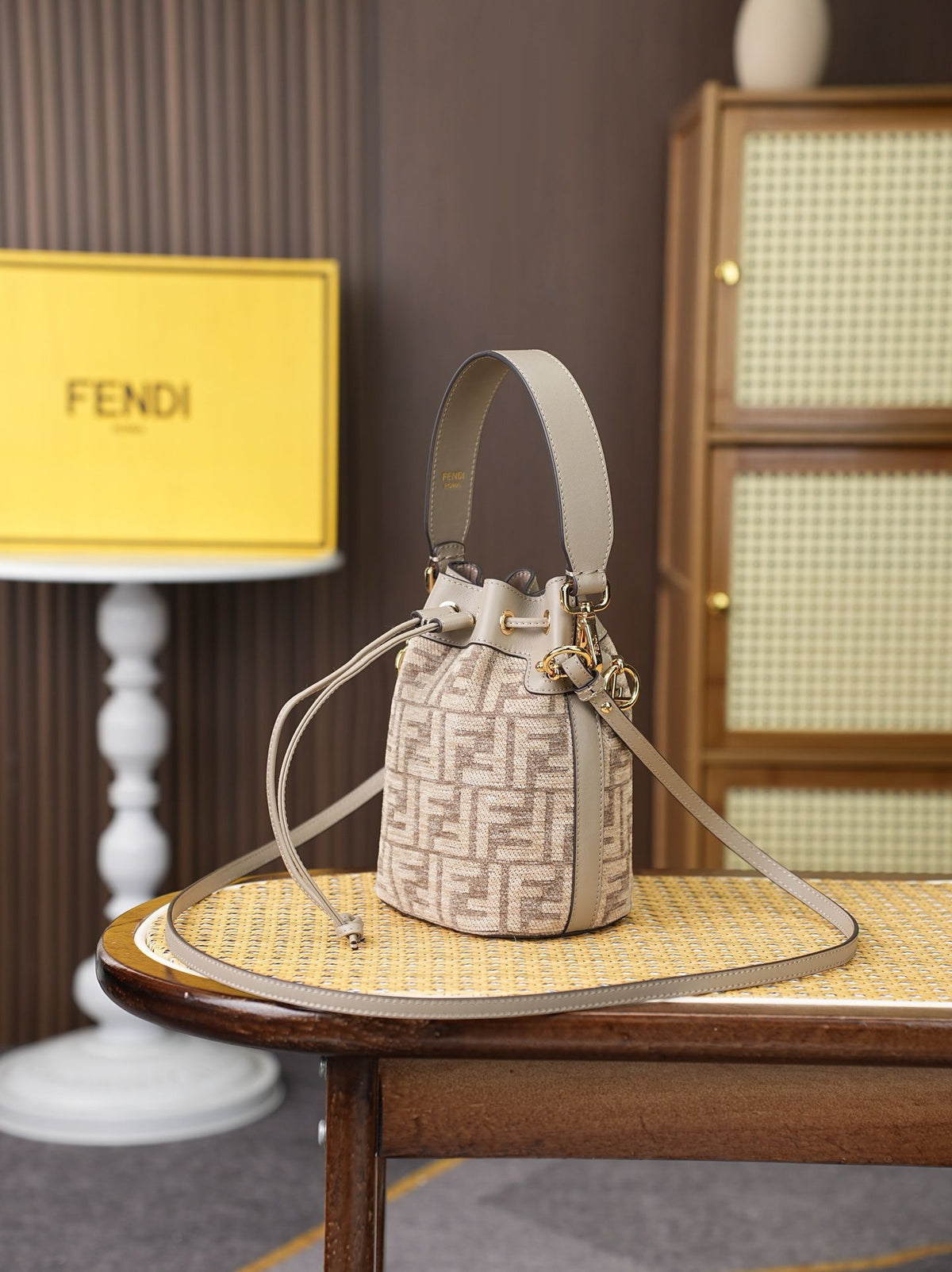 Model 96827 khaki size 181210 cm FENDI same model MON TR É SOR bucket bag decorated with pigeon gray iconic FF logo, both shoulder and handheld are super practical