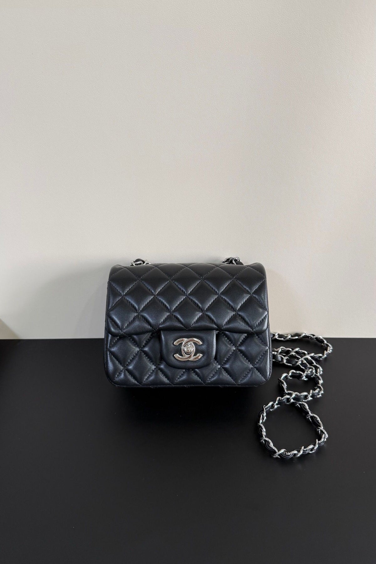 Black silver buckle Classic Flap classic Cf square fat return is exquisite and durable. It is a timeless style that can be matched with anything.