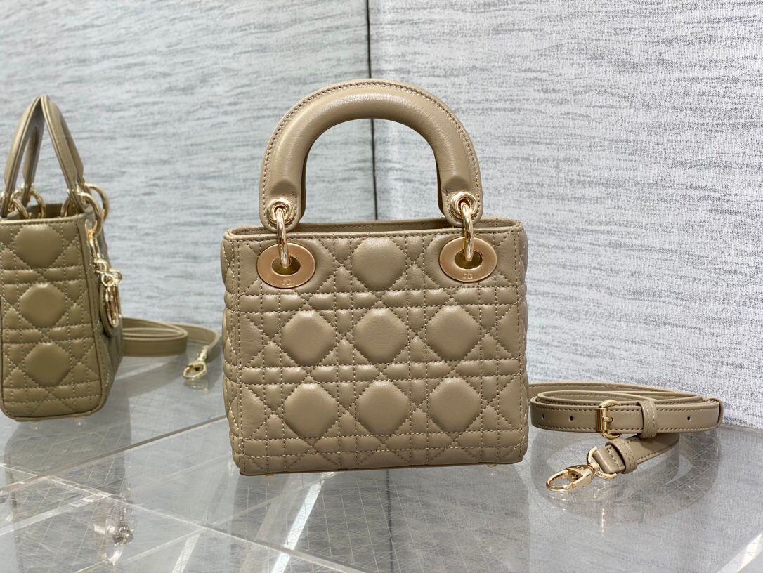 The three-compartment milk tea color Classic Lady bag is in stock. This three-compartment bag is a must-have for everyone. It is charming, elegant and full of aura. It is also full of femininity when carried cross-body. Classic fashion style. This beautif