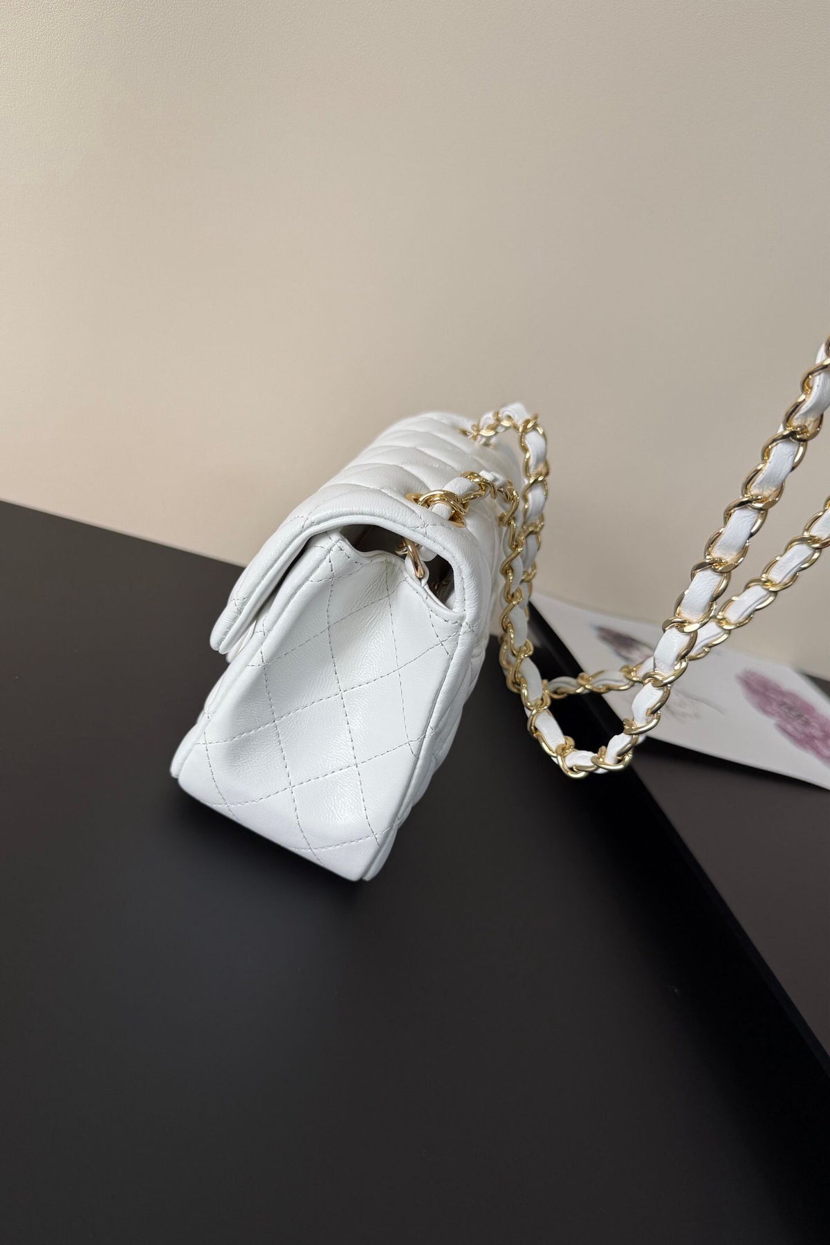 Pure white Classic Flap classic Cf square fat return is exquisite and durable. It is a timeless style that can be matched with anything.