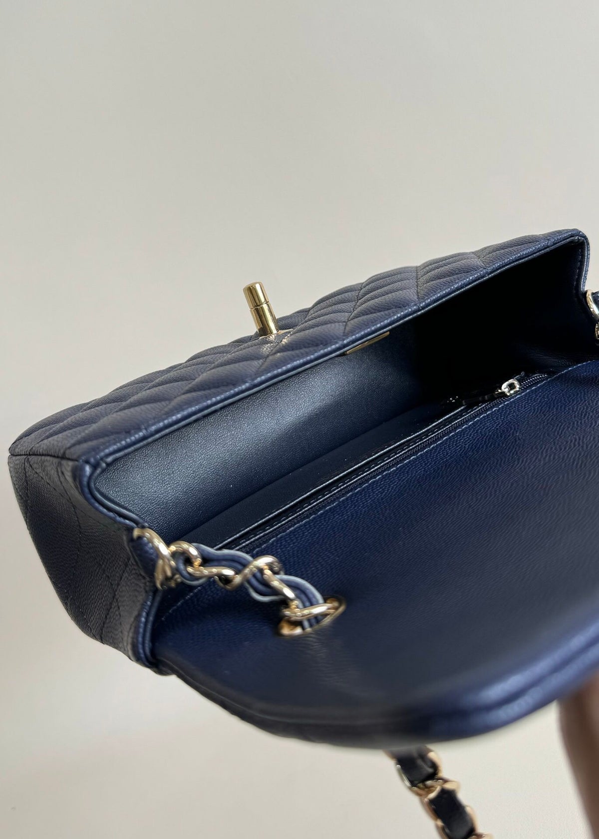 CF upgraded version of 116 Caviar "Classic Flap" classic flap bag. Customized calfskin from imported channels with fine ball grain. First-class calfskin caviar with both graininess, gloss and softness. Classic rhombus design and leather-pierced metal