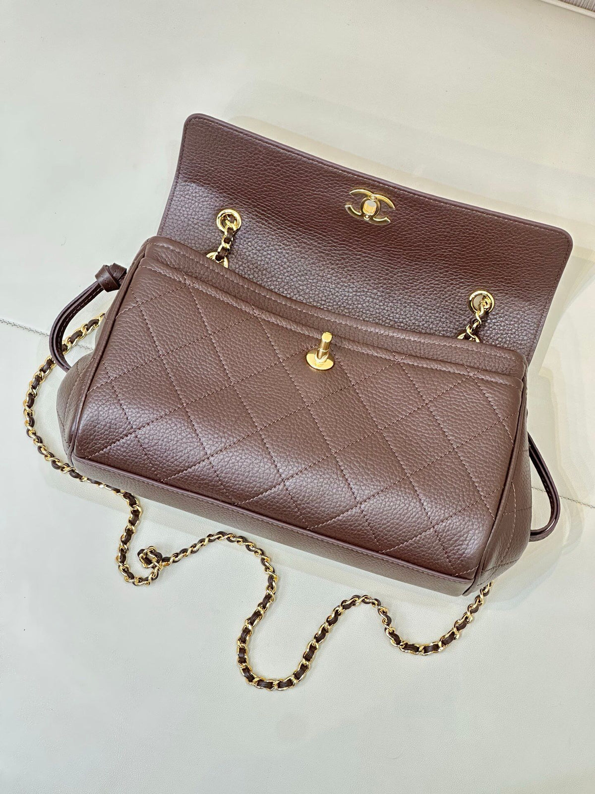 Coffee color. Dark coffee color has a sense of low-key luxury. When paired with neutral colors, it can instantly enhance the overall texture. It is especially suitable for workplace or dating situations. Pair it with metal accessories to look more sophist